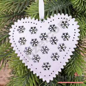 Металлическое сердце подвесное в снежинках белое №3035